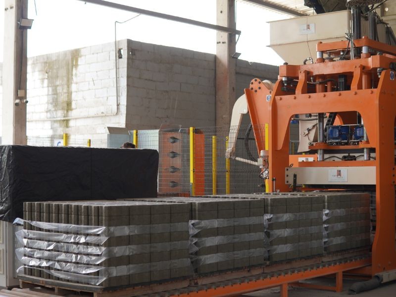 Fabricação de Piso Intertravado: Como a Qualidade dos Materiais e o Processo Produtivo Fazem a Diferença