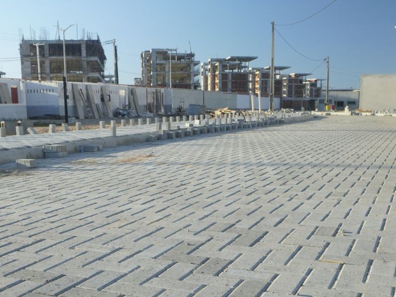 Obras de Alto Padrão Não Aceitam Amadorismo: Como a Escolha de um Fabricante de Piso Intertravado Faz Toda a Diferença